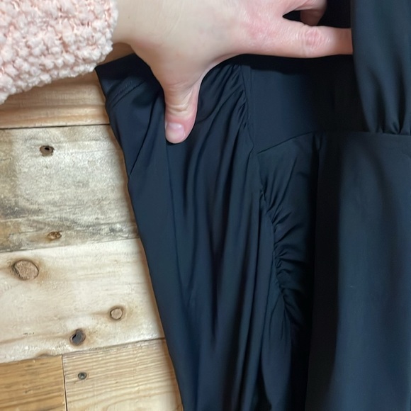 Lands’ End size 18 black halter swimsuit top with scrunch side and built-in cups - Picture 3 of 6